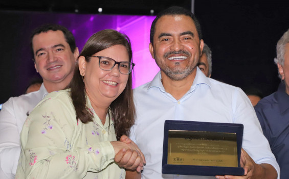 Governador Wanderlei Barbosa entrega mais de 1.000 notebooks aos professores da regional de Araguaína