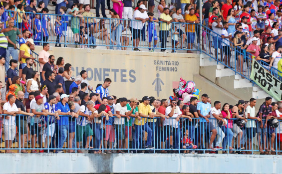 Em Araguaína, governador Wanderlei Barbosa prestigia semifinal do Campeonato Tocantinense