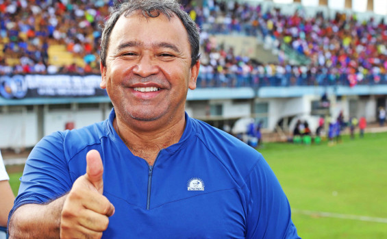 Em Araguaína, governador Wanderlei Barbosa prestigia semifinal do Campeonato Tocantinense