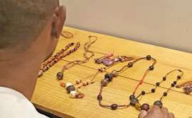 Unidade Penal Regional de Dianópolis oferta curso de confecção de biojoias com sementes aos custodiados