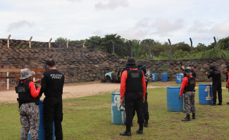 Policiais penais participam de curso para aperfeiçoamento em armamento e tiro
