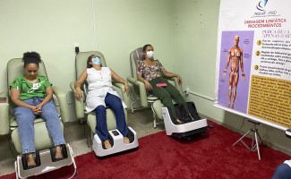 Trabalhadores do HRA recebem massagens relaxantes