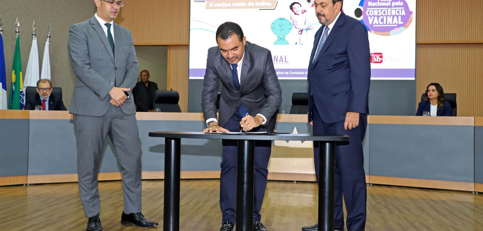 Governador Wanderlei Barbosa no momento da assinatura de adesão ao Pacto Nacional pela Consciência Vacinal no auditório do Ministério Público Estadual