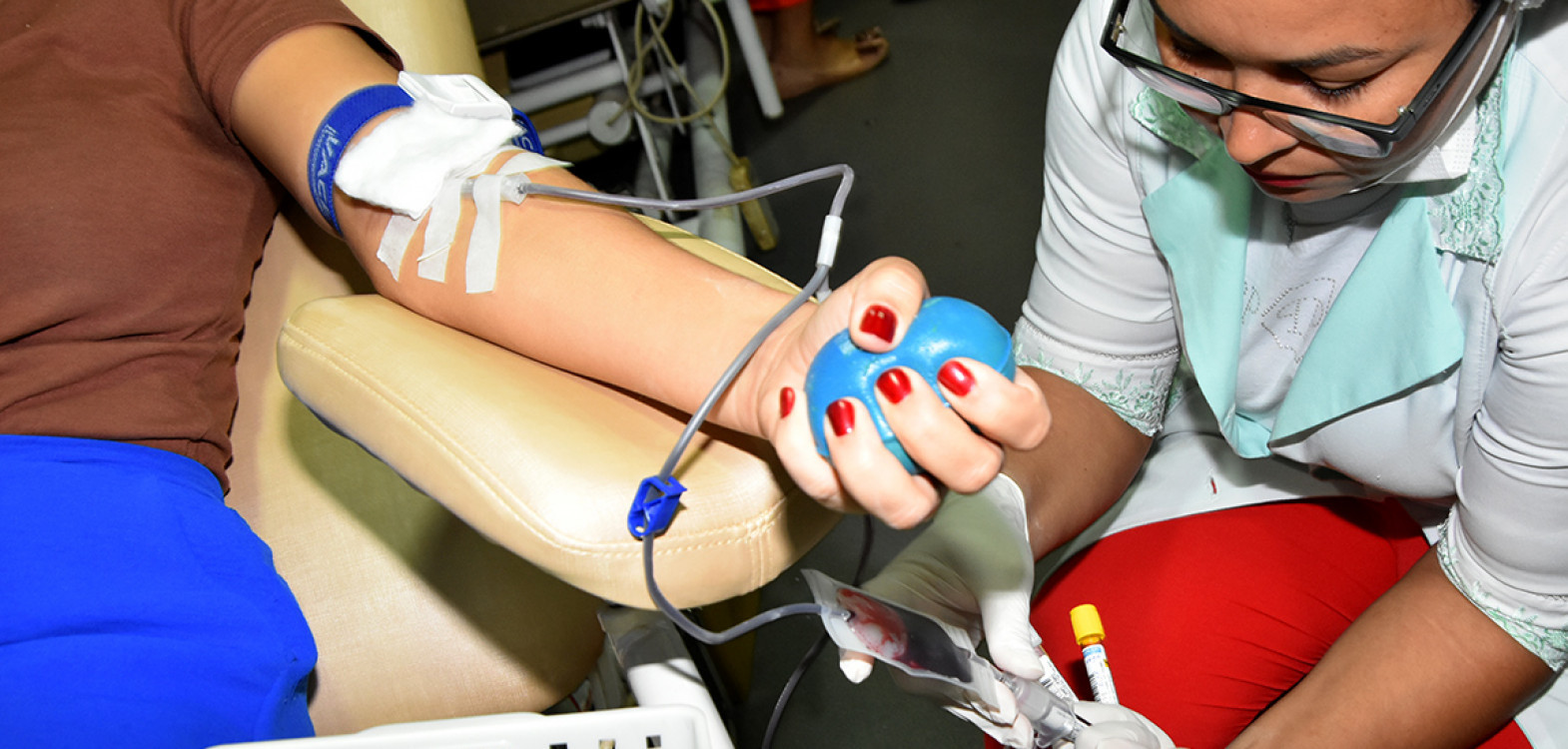 Hemocentro convoca doadores de todos os tipos para doar sangue, principalmente os do tipo sanguíneo O negativo