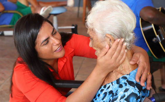 Primeira-dama Karynne Sotero visita Casa do Idoso que vai receber alimentos arrecadados na Agrotins