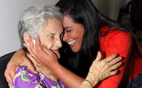 Primeira-dama Karynne Sotero visita Casa do Idoso que vai receber alimentos arrecadados na Agrotins