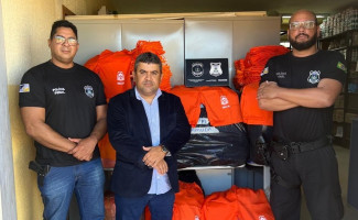 Mil uniformes confeccionados por custodiados são distribuídos na Unidade de Tratamento Penal do Cariri