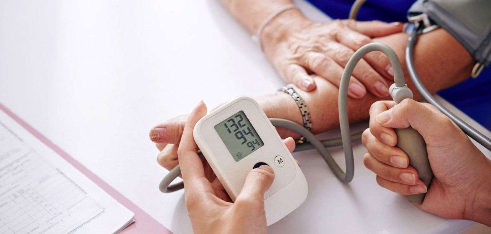 Medir a pressão regularmente é a única maneira de diagnosticar a hipertensão