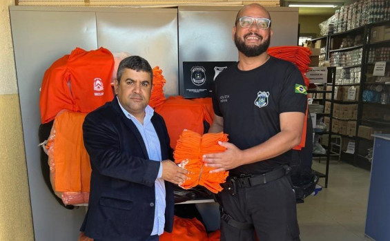 Cidadania e Justiça realiza entrega de uniformes confeccionados por custodiados na Unidade de Tratamento Penal do Cariri
