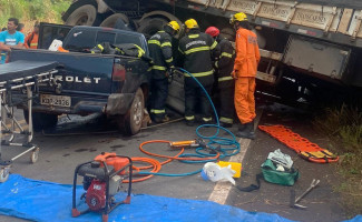 TO-335: duas vítimas de colisão entre carreta e camionete são resgatadas por bombeiros militares