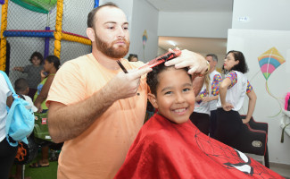 No mês do Autismo, crianças atendidas no CER Palmas ganham tarde especial em salão de cabeleireiro