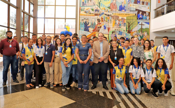 Primeira-dama do Tocantins, Karynne Sotero, recebe jovens do programa Jovem Trabalhador em visita ao Palácio Araguaia 