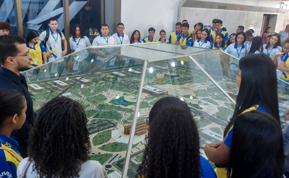 Primeira-dama do Tocantins, Karynne Sotero, recebe jovens do programa Jovem Trabalhador em visita ao Palácio Araguaia 