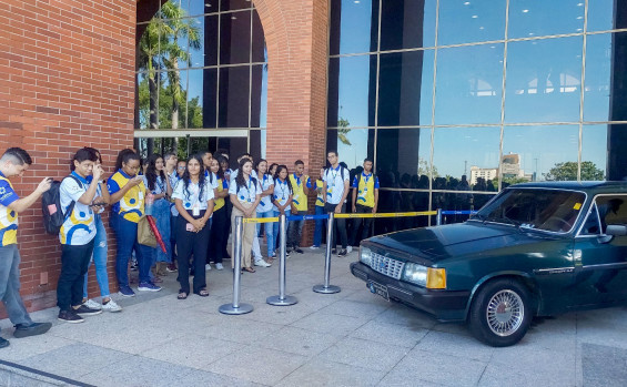 Primeira-dama do Tocantins, Karynne Sotero, recebe jovens do programa Jovem Trabalhador em visita ao Palácio Araguaia 