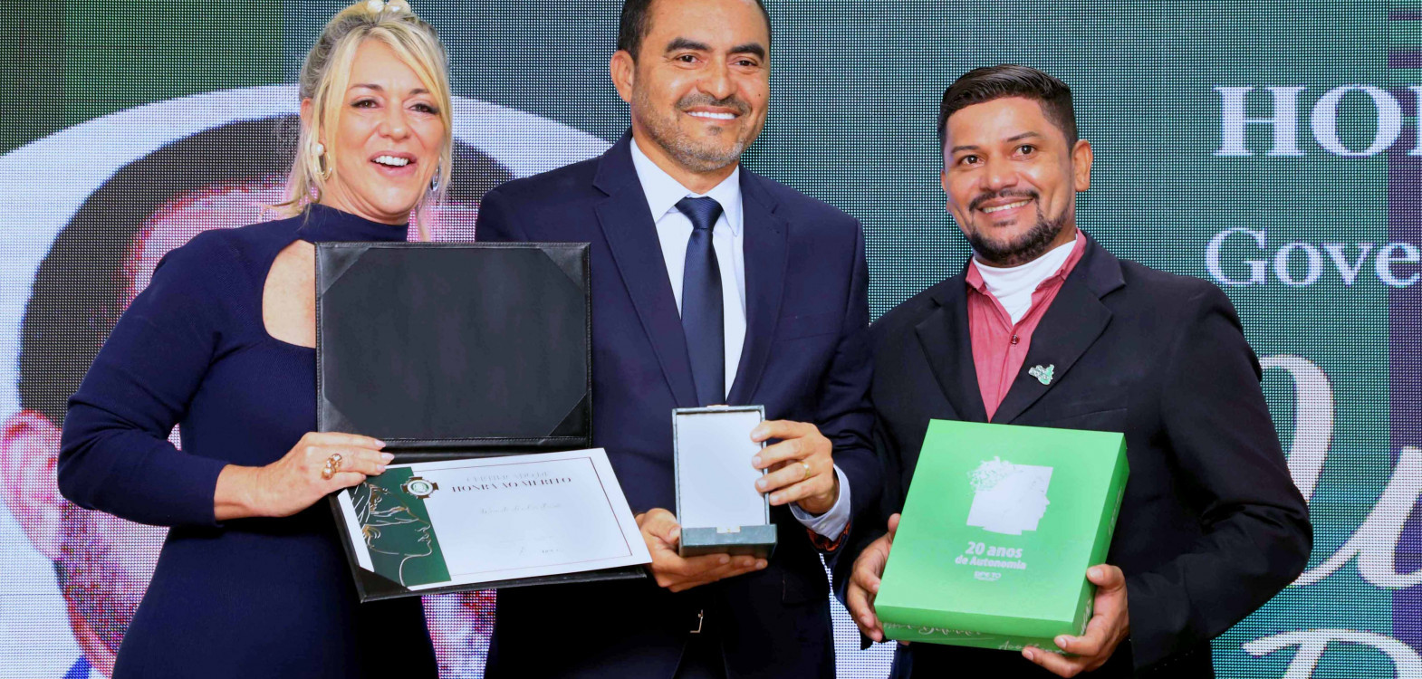 Governador Wanderlei Barbosa recebe a Medalha de Honra ao Mérito da Defensoria Pública do Tocantins das mãos da defensoria pública-geral Estellamaris Postal