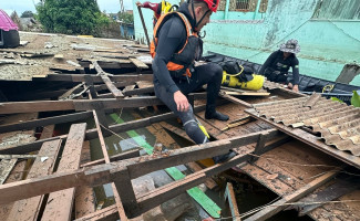 Em Canoas, bombeiros militares do Tocantins resgatam moradores em regiões inundadas