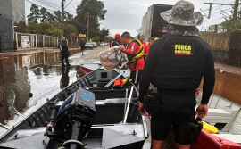 Em Canoas, bombeiros militares enviados pelo Governo do Tocantins auxiliam no resgate de moradores em regiões inundadas