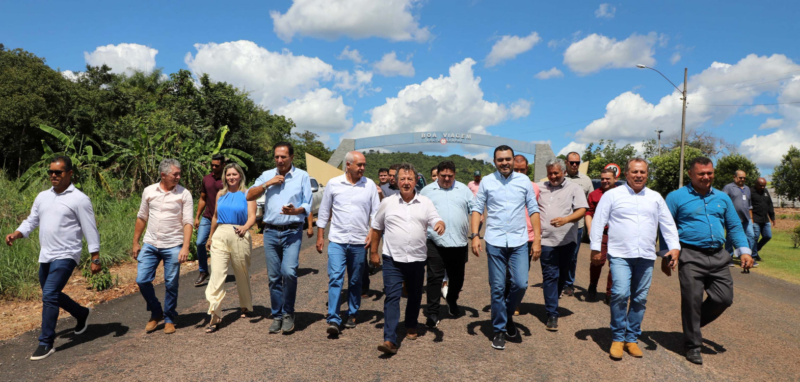 Governador Wanderlei Barbosa, o prefeito de Itaporã, José Rezende; deputados e outras lideranças durante inauguração do trecho rodoviário da TO-164
