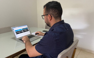 Médico da SES-TO presta atendimento gratuito às pessoas impactadas pelas enchentes no RS

