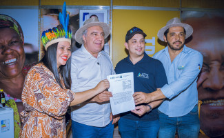 Durante visita ao 3° dia da Agrotins, vice-governador Laurez Moreira participa da assinatura do Termo de Cooperação que levará abastecimento de água para comunidades rurais, indígenas e tradicionais do Tocantins