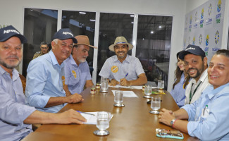 Na Agrotins 2024, governador Wanderlei Barbosa assina medidas para impulsionar a apicultura no Tocantins