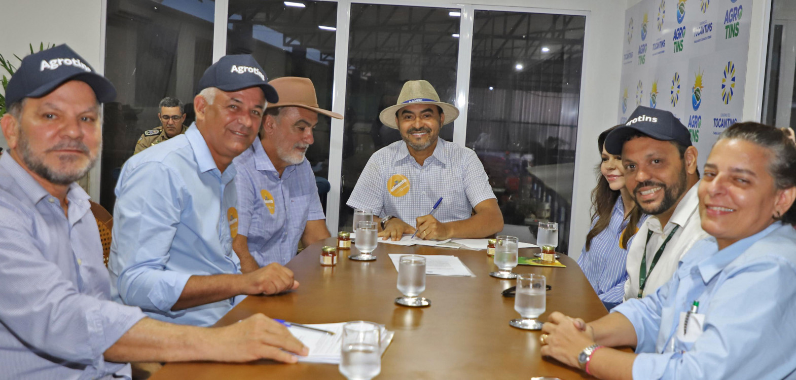 O governador Wanderlei Barbosa e o secretário da Seagro, Jaime Café, assinam medidas para impulsionar a apicultura no Estado 