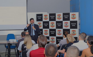 Policiais civis participam de workshop sobre solicitações oficiais de dados, ministrado por consultor do Google