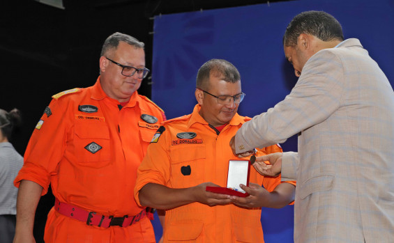 Governador Wanderlei Barbosa entrega honrarias aos bombeiros que atuaram em resgates no Rio Grande do Sul