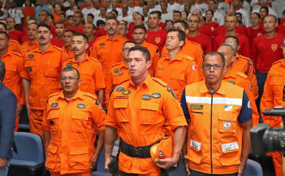 Governador Wanderlei Barbosa entrega honrarias aos bombeiros que atuaram em resgates no Rio Grande do Sul