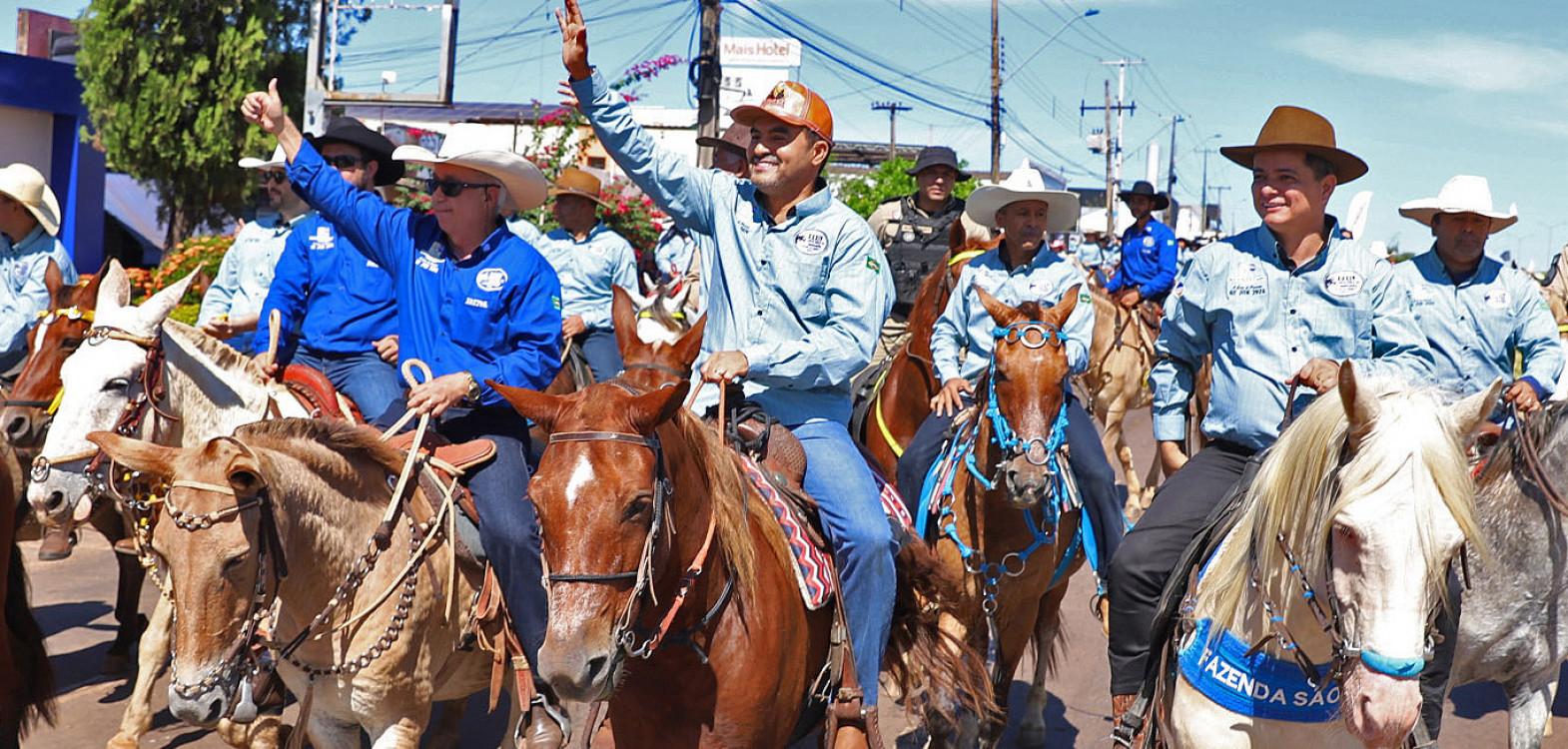 O governador Wanderlei Barbosa percorreu o trajeto ao lado de milhares de cavaleiros e amazonas, destacando a importância do evento dentro da programação da 56ª Expoara