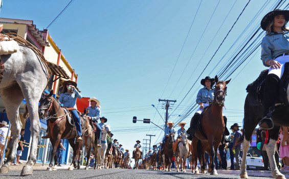 Governador Wanderlei Barbosa participa da 34ª Cavalgada de Araguaína e reforça importância da tradição cultural 