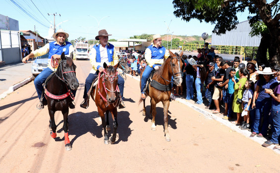 Em Recursolândia, governador em exercício, Amélio Cayres, prestigia cavalgada em comemoração aos 33 anos do município