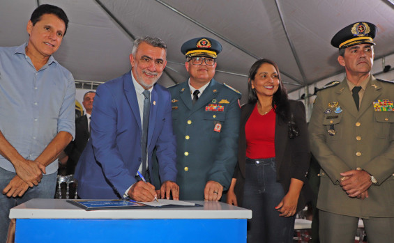 Em solenidade ao Dia dos Bombeiros, governador em exercício Amélio Cayres recebe honraria da corporação e assina promoção de militares