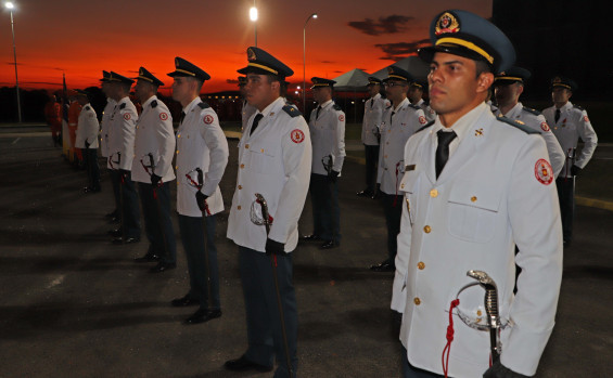 Em solenidade ao Dia dos Bombeiros, governador em exercício Amélio Cayres recebe honraria da corporação e assina promoção de militares