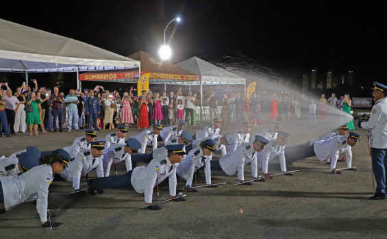 Em solenidade ao Dia dos Bombeiros, governador em exercício Amélio Cayres recebe honraria da corporação e assina promoção de militares