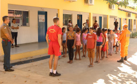 Em Barra do Ouro, Governo do Tocantins orienta crianças sobre noções de salvamento na praia por meio do Projeto Botinho
