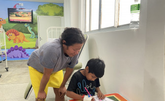 Pacientes do HRA são beneficiadas com o projeto Alegria na Pediatria