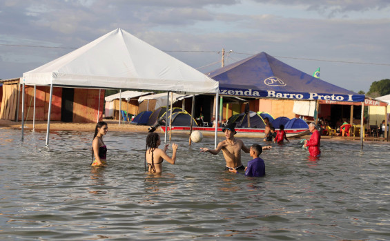 Investimentos do Governo do Tocantins em estrutura das praias de Rio dos Bois e Tupiratins garantem diversão para banhistas