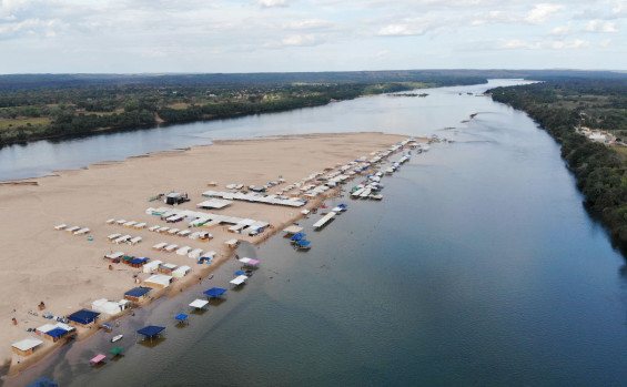 Investimentos do Governo do Tocantins em estrutura das praias de Rio dos Bois e Tupiratins garantem diversão para banhistas