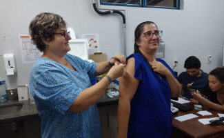 Hospital e Maternidade Dona Regina vacina servidores contra a influenza