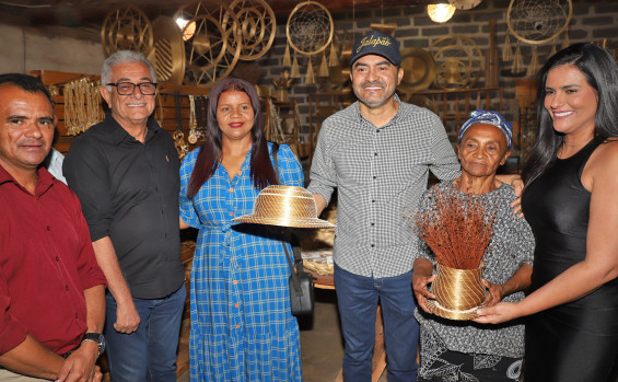 Governador Wanderlei Barbosa participa da Festa da Colheita do Capim-Dourado no Mumbuca e reforça a valorização das tradições do Jalapão