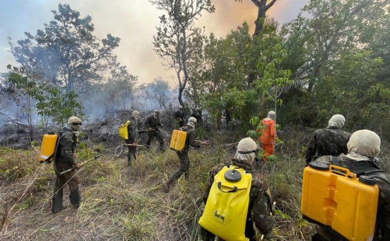 Ações de combate às queimadas do Governo do Tocantins ganham reforço com a chegada de helicóptero do Exército