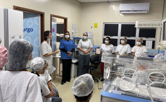 Profissionais da UTI neonatal do Dona Regina recebem treinamento sobre administração de leite humano