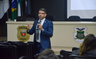 Corregedor-geral da Segurança Pública ministra curso sobre operações policiais para delegados do Paraná

