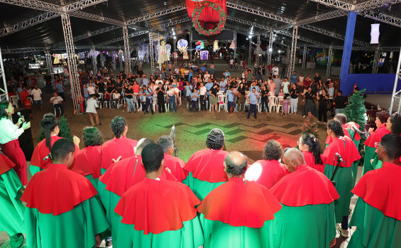 Natal de Luz atrai visitantes e movimenta Praça dos Girassóis no oitavo dia de programação 