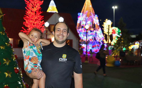 Natal de Luz atrai visitantes e movimenta Praça dos Girassóis no oitavo dia de programação 