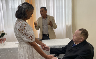Casa de Apoio Glória Moraes celebra casamento de paciente