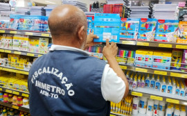 Agência de Metrologia realiza Operação Aulas Seguras no comércio de material escolar e orienta consumidores sobre compras seguras