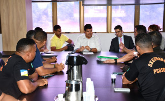 Secretário recebe vigilantes e afirma que pode levar empresa à justiça para regularizar salários