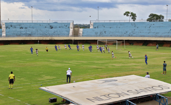 Em Palmas, governador Wanderlei Barbosa prestigia partida do Campeonato Tocantinense no Estádio Nilton Santos